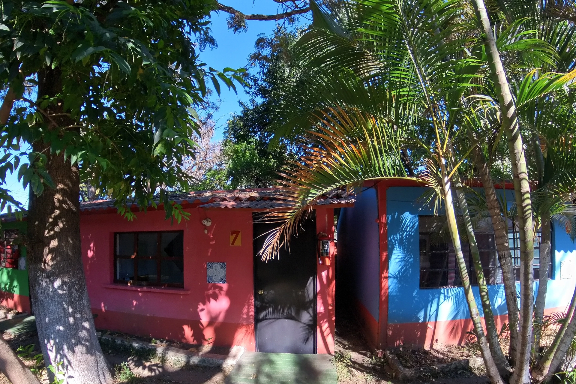 hotel bungalows in panajachel lake area